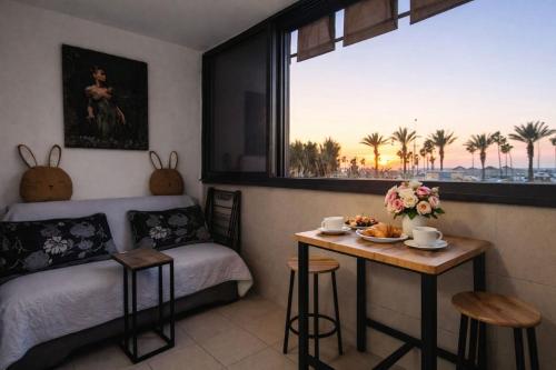 Beautiful studio apartment by the sea 60-10 – khách sạn tại Kiryat Yam
