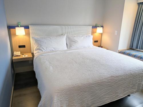 1 king bed, 1 sofa bed