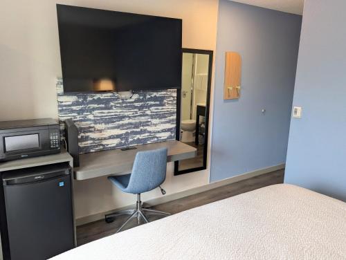 Econo Lodge Inn and Suites Greenville - image 29
