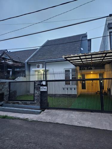 HNet House - a quiet place to stay in city center – khách sạn tại Pancoran Mas