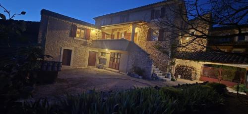 Le Clos Lau-Tave Charming 110 m Provençal home with private garden (Le Clos Lau-Tave Charming 110 m Provencal home with private garden) in Simiane-la-Rotonde