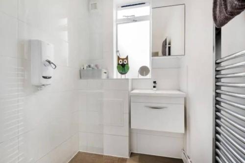 Stylish 2-Bed Apartment Near Little Venice Waterways - image 2