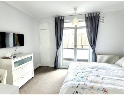 Stylish 2-Bed Apartment Near Little Venice Waterways - image 3