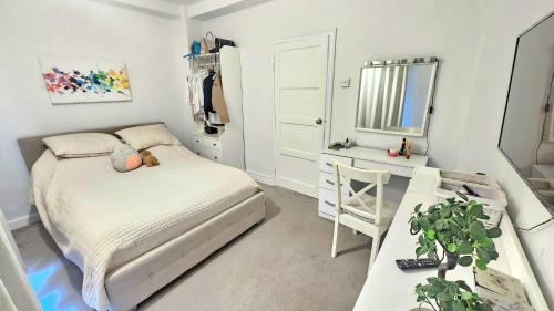 Stylish 2-Bed Apartment Near Little Venice Waterways - main image