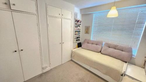 Stylish 2-Bed Apartment Near Little Venice Waterways - image 9