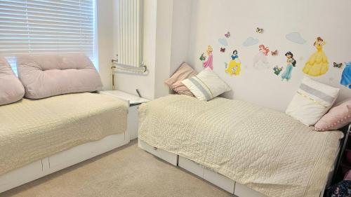 Stylish 2-Bed Apartment Near Little Venice Waterways - image 7