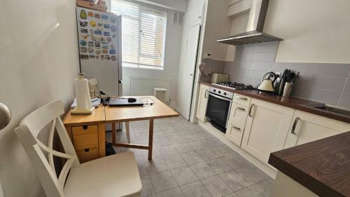 Stylish 2-Bed Apartment Near Little Venice Waterways - image 12