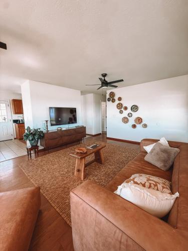 Luxury Farm Stay with Hot Tub, Cold Plunge and Cuddle Cows in Honomu (HI)