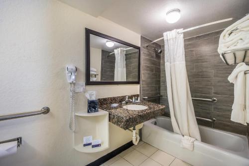 Clarion Inn & Suites Central Clearwater Beach - image 30