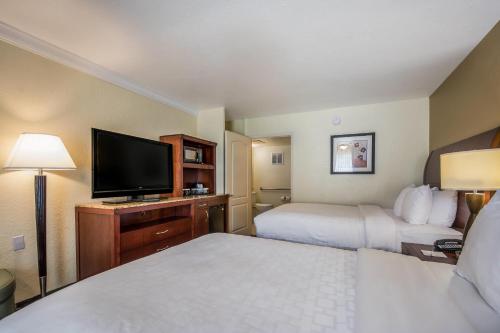 Clarion Inn & Suites Central Clearwater Beach - image 28