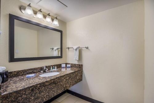 Clarion Inn & Suites Central Clearwater Beach - image 42