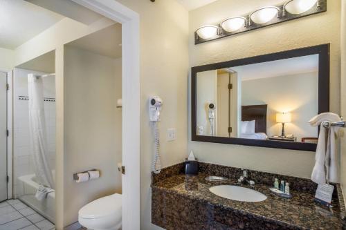 Clarion Inn & Suites Central Clearwater Beach - image 35