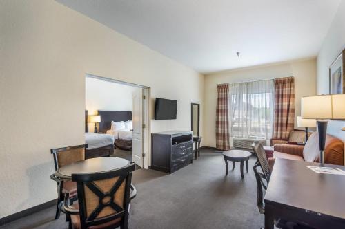 Clarion Inn & Suites Central Clearwater Beach - image 21