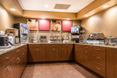 Comfort Suites Effingham - image 40