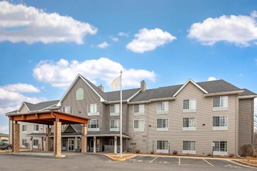Hotelli välisilme, Country Inn & Suites by Radisson, West Bend, WI in Lääne Bend (WI)