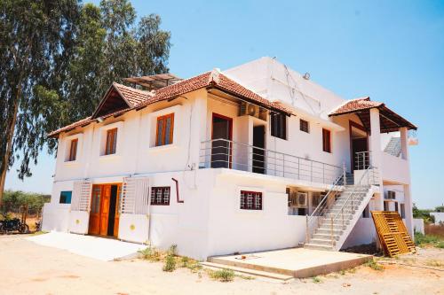 Sumiwhitehouse in Budalur