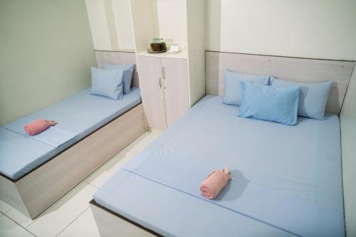 1 double bed, 1 twin bed