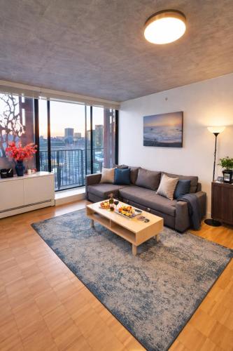 Modern Downtown Apartment with Million City Views