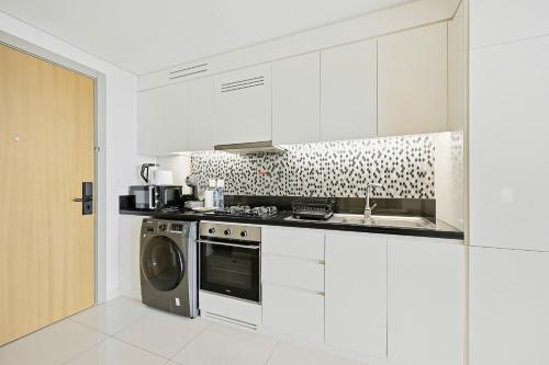Aykon City Studio High-Floor Canal View Pool and Gym Business Bay - image 4