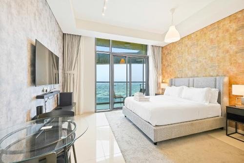 Aykon City Studio High-Floor Canal View Pool and Gym Business Bay - image 12