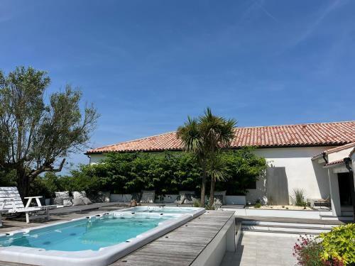 Peldbaseins, Villa 180 Mer La Rochelle Ile de Ré (Villa 180 Mer La Rochelle Ile de Re) in L'Houmeau (Poitou-Charentes)