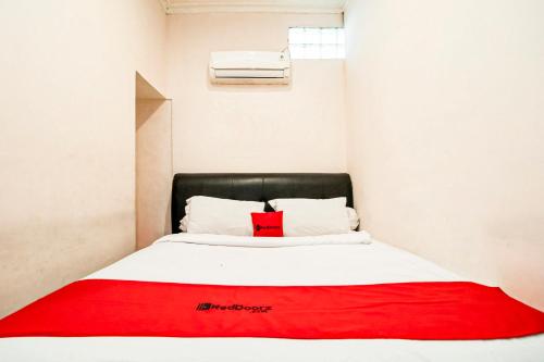 RedDoorz at Fella Homestay Glugur Medan
