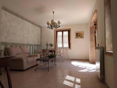 Borgo Pomaia Resort Appartamenti Piscine Ristorante e Sala Convegni in Санта Лус