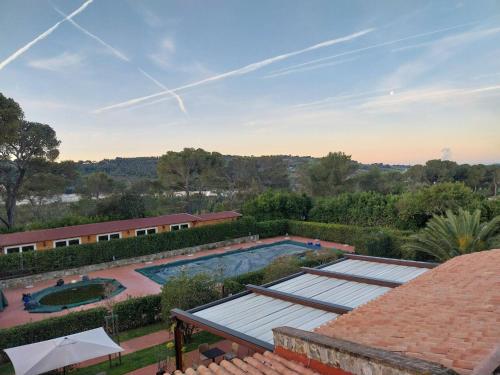 Borgo Pomaia Resort Appartamenti Piscine Ristorante e Sala Convegni in Санта Лус