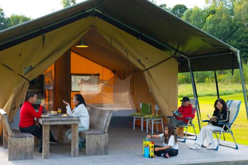 Balkons/terase, Storängens Camping, Stugor & Outdoor (Storangens Camping, Stugor & Outdoor) in Ransatera
