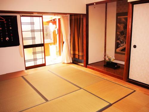 Guest House 古民家 和スタンダード　トリプルルーム　共用バスルーム