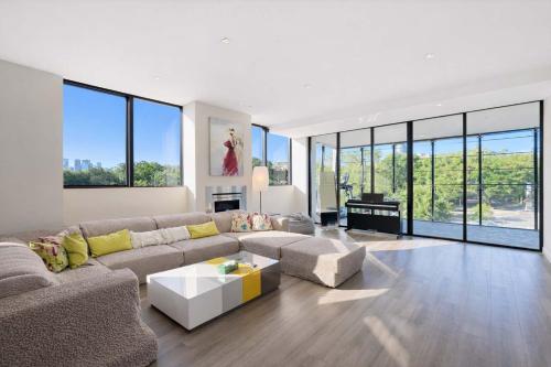 شقة 10 متر مربع من 3 غرفة و2 حمام خاص في St. Kilda Road (Grand St Kilda 2-story Sub Penthouse At Lucient) in St. Kilda Road