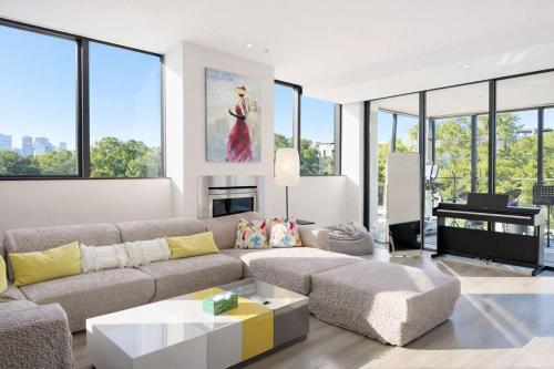 شقة 10 متر مربع من 3 غرفة و2 حمام خاص في St. Kilda Road (Grand St Kilda 2-story Sub Penthouse At Lucient) in St. Kilda Road