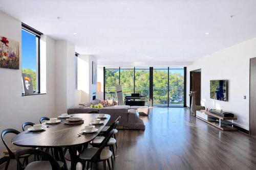 شقة 10 متر مربع من 3 غرفة و2 حمام خاص في St. Kilda Road (Grand St Kilda 2-story Sub Penthouse At Lucient) in St. Kilda Road
