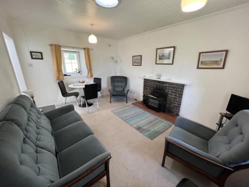 Ellary Cottage - Cosy Sleeps 4 Property, Remote Location at the Edge of the Water in 古羅克
