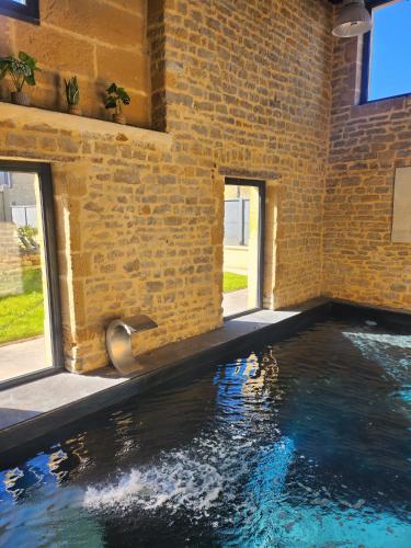 Peldbaseins, L'Atypique - Piscine chauffée - Maison en Pierre - Espaces insolites (L'Atypique - Piscine chauffee - Maison en Pierre - Espaces insolites) in Glaire