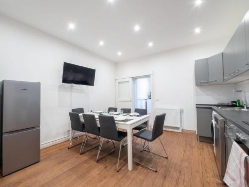 Monteurwohnung-in-Villa-8-Betten-WLAN-TV-Einbaukueche-Ahrensburg-Zentrum-Naehe-Hamburg-AGRP1201 in Ahrensburg