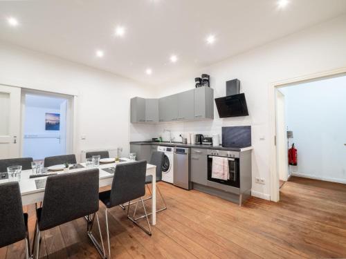 Monteurwohnung-in-Villa-8-Betten-WLAN-TV-Einbaukueche-Ahrensburg-Zentrum-Naehe-Hamburg-AGRP1201 in Ahrensburg