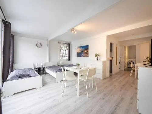 Monteurwohnung für 5 Personen mit Balkon & Küche – Ahrensburg Nähe Hamburg in Ahrensburg, Deutschland