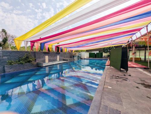 Kolam renang, Solaris Hotel and Club in Indore