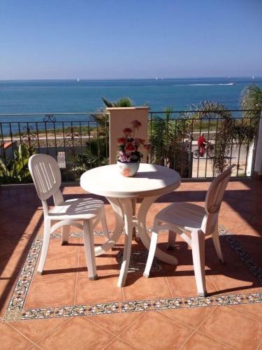 2 bedrooms, 5 beds