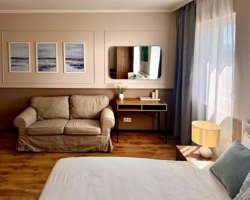 AirportStay bg - free shuttle and own parking, Sofía