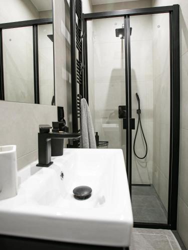 淋浴間, Komfortowy Apartament w Tomaszowie Mazowieckim Blisko Areny Lodowej By Noclegi Renters in 托馬舒夫馬佐夫舍