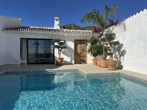 Villa La Casita- Private Pool & Walk to Beach - image 3