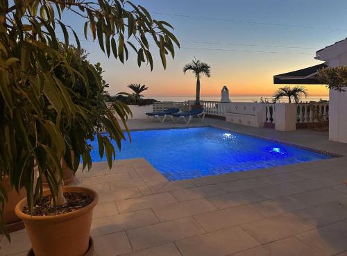 Villa La Casita- Private Pool & Walk to Beach - image 4