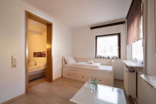 1 queen bed, 1 twin bed