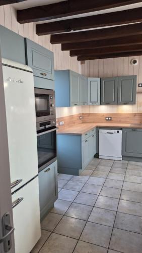 virtuve, Chambres et gîte dans un lieu calme et champêtre Gourgé Les Grippeaux proche Parthenay (Chambres et gite dans un lieu calme et champetre Gourge Les Grippeaux proche Parthenay) in Gourgé