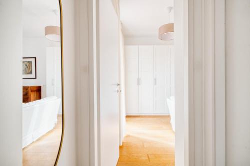Top-floor penthouse with panoramic terrace - 20 minutes from San Siro & Duomo in 邦德歐比尼