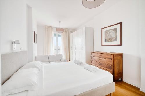 Top-floor penthouse with panoramic terrace - 20 minutes from San Siro & Duomo in 邦德歐比尼