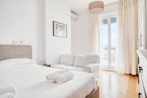 Top-floor penthouse with panoramic terrace - 20 minutes from San Siro & Duomo in 邦德歐比尼