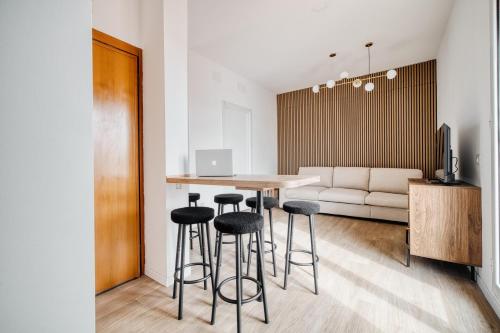 Top-floor penthouse with panoramic terrace - 20 minutes from San Siro & Duomo in 邦德歐比尼